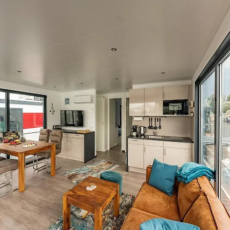 Botel Havel Houseboat Serenity