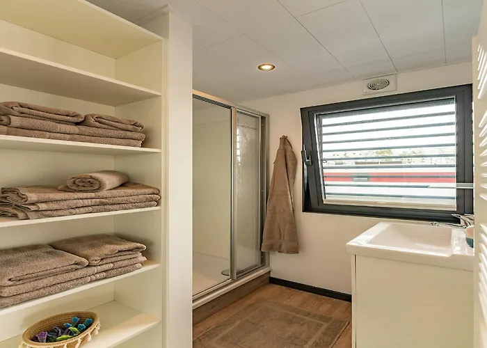 Havel Houseboat Serenity *