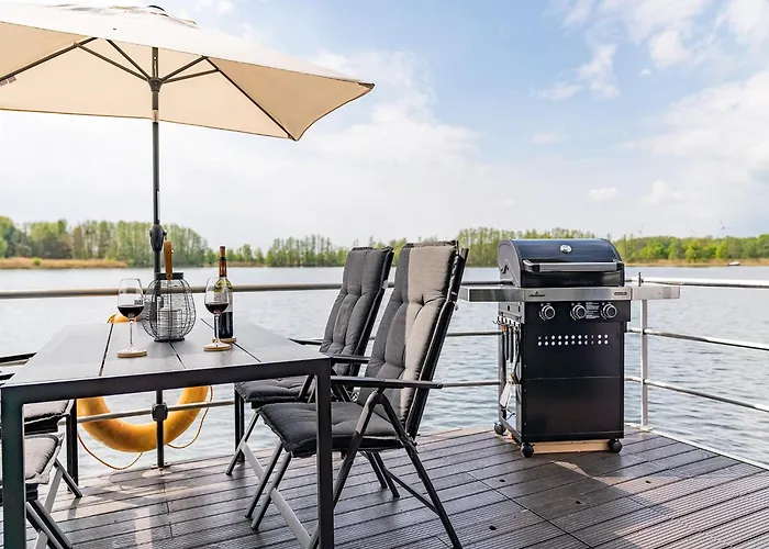 Havel Houseboat Serenity *