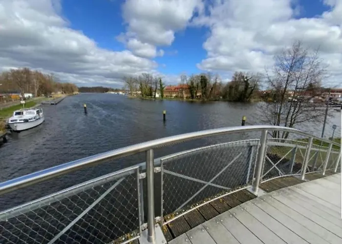 Hotel en barco Havel Houseboat Serenity